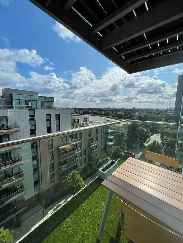 Basic Apartment, 2 Double Beds | Property grounds - Bright 2BD Flat W/private Balcony - Manor House! (London)