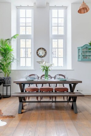 Dining - Luxurious & Chic 2BD Warehouse Flat - Old Street! (London)