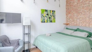 Basic Apartment, Multiple Beds - Luxurious & Chic 2BD Warehouse Flat - Old Street! (London)