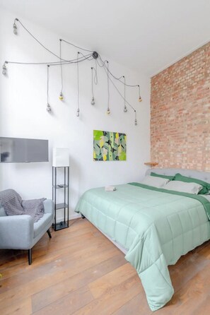 Basic Apartment, Multiple Beds | 2 bedrooms, laptop workspace, bed sheets - Luxurious & Chic 2BD Warehouse Flat - Old Street! (London)