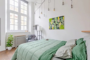 Apartamento básico, várias camas | 2 quartos, espaço de trabalho para notebook, roupa de cama