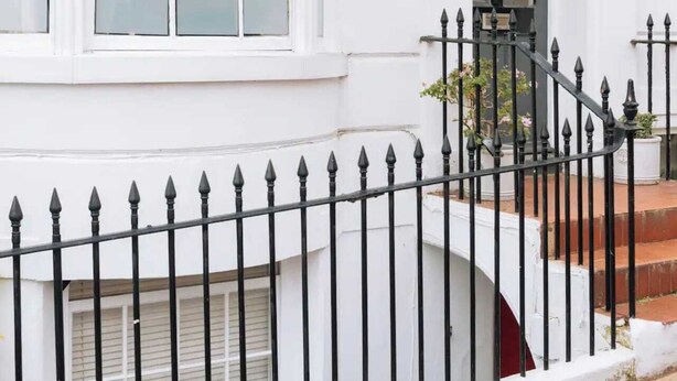 A white building with a large bay window and a black door. - Sleek 1BD Flat 5 Mins From City Centre - Brighton (Brighton)