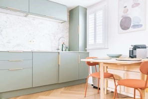 Basic-Apartment, 1 Doppelbett | Eigene Küche | Kühlschrank, Ofen, Herdplatte, Wasserkocher
