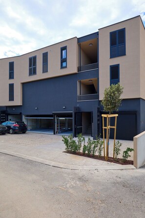 Unclassified image, 4 of 33, button