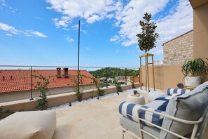 Unclassified image, 3 of 33, button