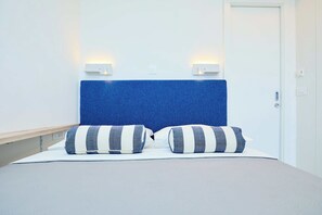 Tabla de planchar con plancha, wifi gratis y ropa de cama