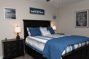 3 soverom, skrivebord, strykejern/-brett og reiseseng for barn