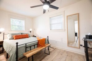 3 habitaciones, escritorio, tabla de planchar con plancha y wifi gratis