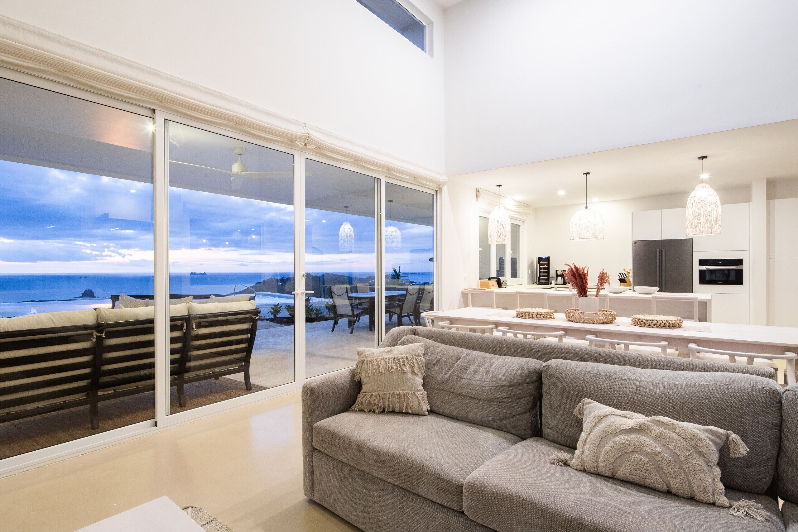 Televisión y chimenea 