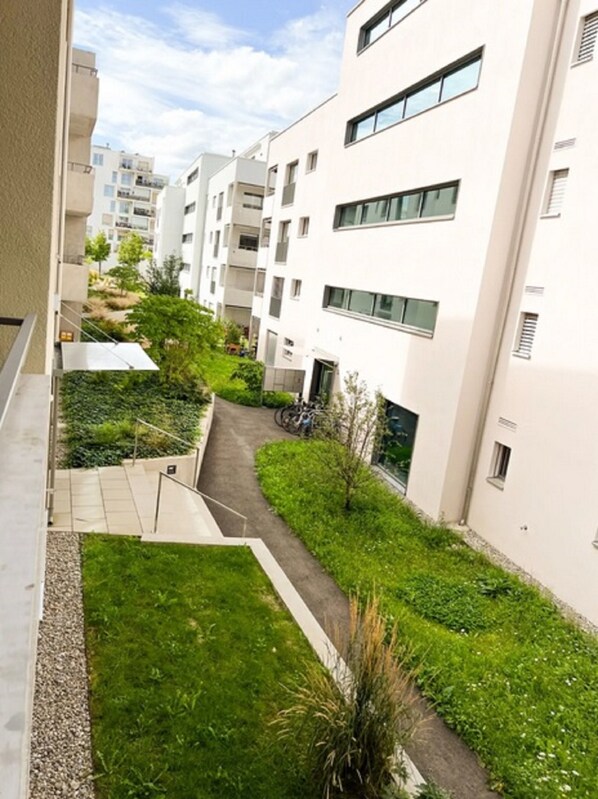 En modern hyresfastighet med en smal innergård.