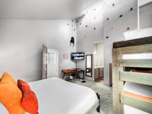 4 bedrooms, desk, iron/ironing board, free WiFi