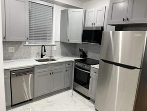 Een koelkast, een magnetron, een oven, een kookplaat