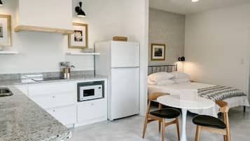 1 habitación, tabla de planchar con plancha, wifi gratis y ropa de cama