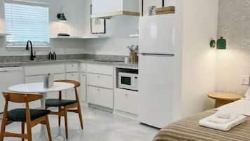 Fridge, microwave, stovetop, dishwasher