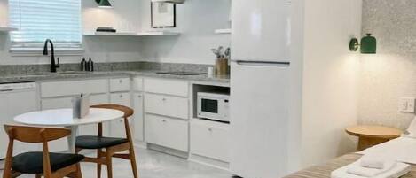 Kühlschrank, Mikrowelle, Herdplatte, Geschirrspüler