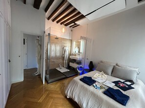 1 Schlafzimmer, Zimmersafe, Schreibtisch, Bügeleisen/Bügelbrett