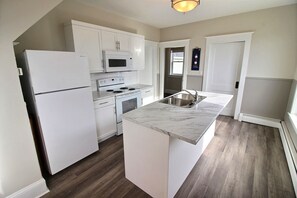 Réfrigérateur, four à micro-ondes, lave-vaisselle, cafetiÚre-théiÚre