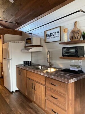 Refrigerador, microondas, parrilla de estufa y cafetera y tetera 