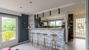 Een koelkast, een microgolfoven, een oven, een kookplaat