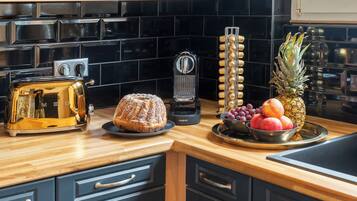 Een koelkast, een microgolfoven, een oven, een kookplaat