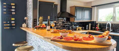 Kjøleskap, mikrobølgeovn, ovn og kokeplater