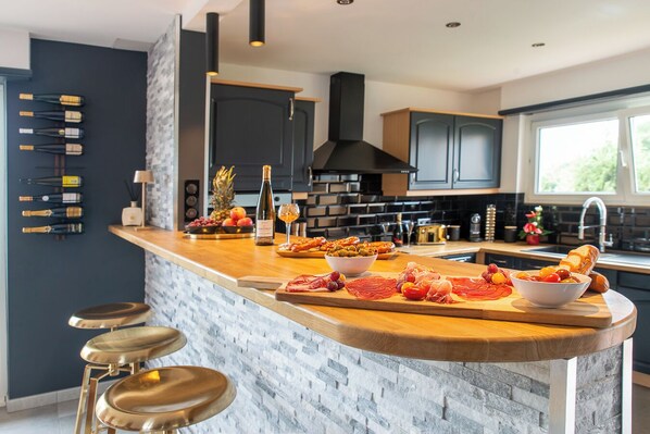 Kylskåp, mikrovågsugn, ugn och spishäll