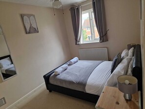 3 bedrooms, iron/ironing board, WiFi - A Cosy 3 bed house in Ashford, Kent with secure garden, free parking free WiFi. (Kingsnorth)