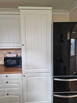 Interior - A Cosy 3 bed house in Ashford, Kent with secure garden, free parking free WiFi. (Kingsnorth)