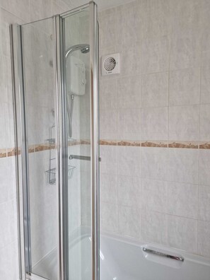 Secador de cabelo, toalhas de banho, sabonete, shampoo