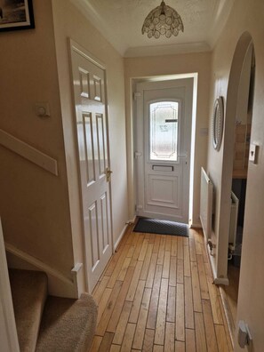 Interior - A Cosy 3 bed house in Ashford, Kent with secure garden, free parking free WiFi. (Kingsnorth)