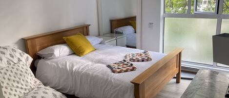 2 habitaciones, tabla de planchar con plancha, cuna de viaje y wifi