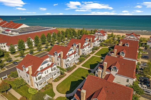 The Cottage - Newly Renovated Beachfront Condo on Lake Michigan