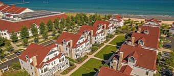 The Cottage - Newly Renovated Beachfront Condo on Lake Michigan