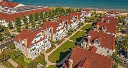 The Cottage - Newly Renovated Beachfront Condo on Lake Michigan
