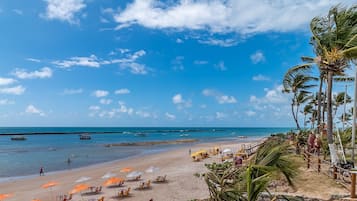 En la playa, arena blanca, 6 bares en la playa
