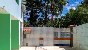 A swimming pool with a tiled deck and a drain channel. - Caravelas (Marechal Deodoro)