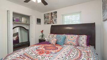 2 makuuhuonetta, silitysrauta/-lauta, ilmainen Wi-Fi, vuodevaatteet