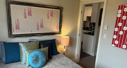 Artist Nest—this space is your sanctuary;NEW & Restful;10min to White Rock Beach