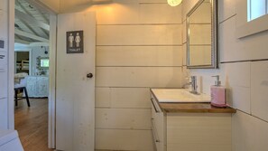 Regadera, secadora de cabello, toallas, jabón