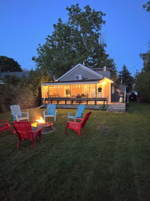 Terrace/patio - Beautiful beachfront cottage with hot tub, Bayfield ON (Bayfield)