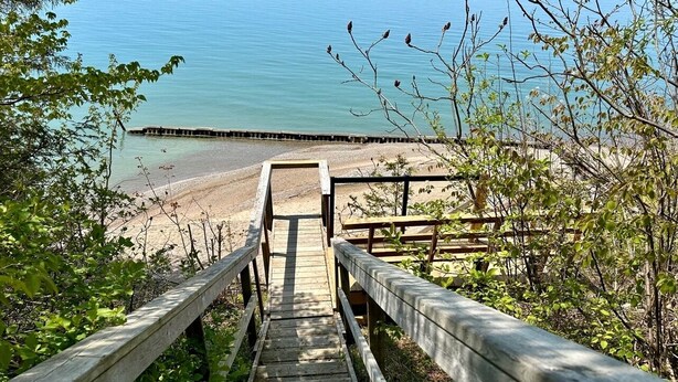 On the beach - Beautiful beachfront cottage with hot tub, Bayfield ON (Bayfield)