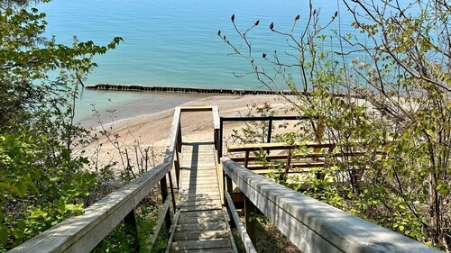 Beautiful beachfront cottage with hot tub, Bayfield ON