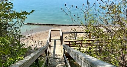 Beautiful beachfront cottage with hot tub, Bayfield ON