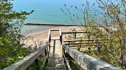 Beautiful beachfront cottage with hot tub, Bayfield ON