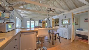 Coffee/tea maker, fridge, microwave, oven - Beautiful beachfront cottage with hot tub, Bayfield ON (Bayfield)