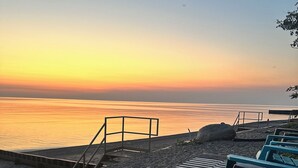 Property grounds - Beautiful beachfront cottage with hot tub, Bayfield ON (Bayfield)