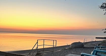 Beautiful beachfront cottage with hot tub, Bayfield ON