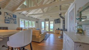 Smart TV, fireplace, books - Beautiful beachfront cottage with hot tub, Bayfield ON (Bayfield)