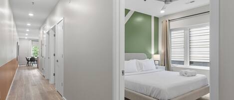 2 habitaciones, tabla de planchar con plancha, cuna de viaje y wifi