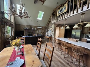 Dining - Beautiful chalet with seasonal lake views in The Hideout (Lake Ariel)